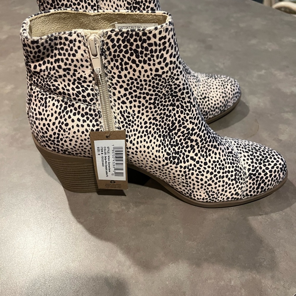 New Toms Black and White Speckled Ankle Booties with Medium Heel Size 9